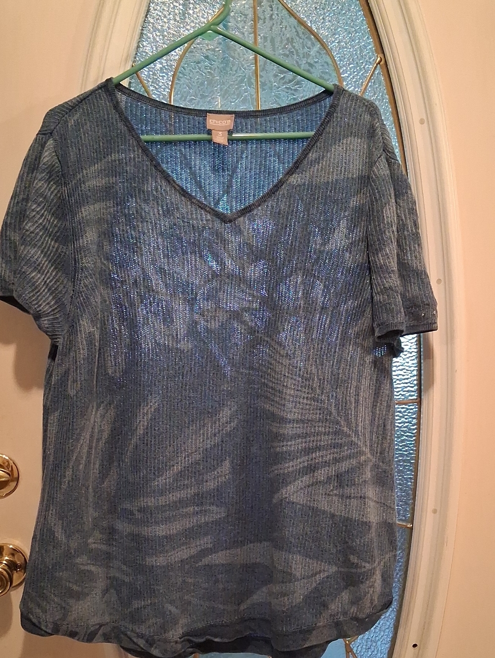 Chico's Blue V-Neck Short Sleeve Top with Subtle Leaf Pattern